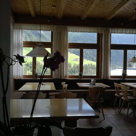 Gasthaus Weisskugel Hotel Malles Venosta Exterior photo