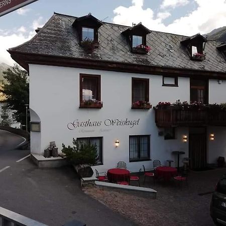 Gasthaus Weisskugel Hotel Malles Venosta Exterior photo