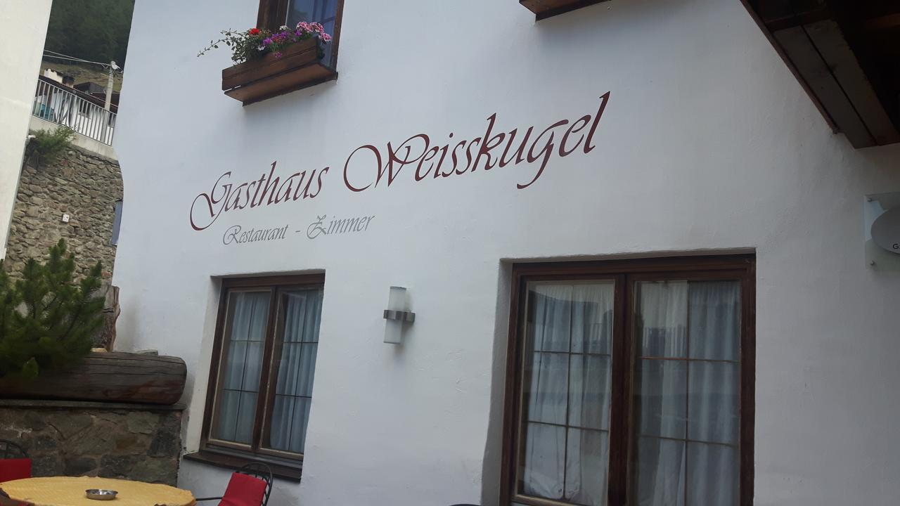 Gasthaus Weisskugel Hotel Malles Venosta Exterior photo