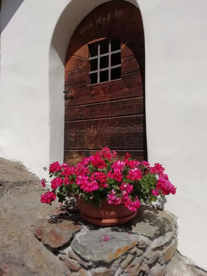Gasthaus Weisskugel Hotel Malles Venosta Exterior photo